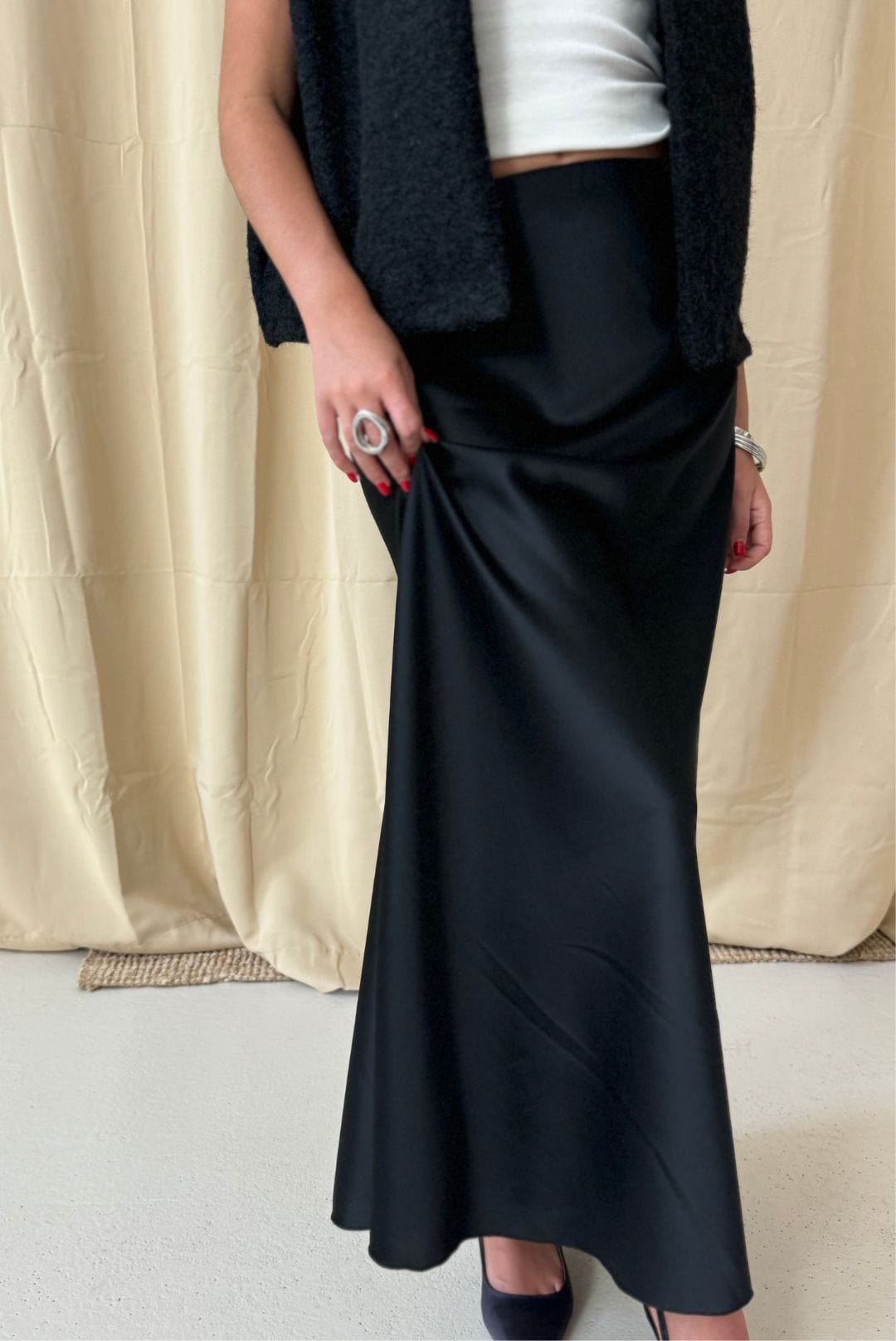 Jupe longue satinée noire LOUISE